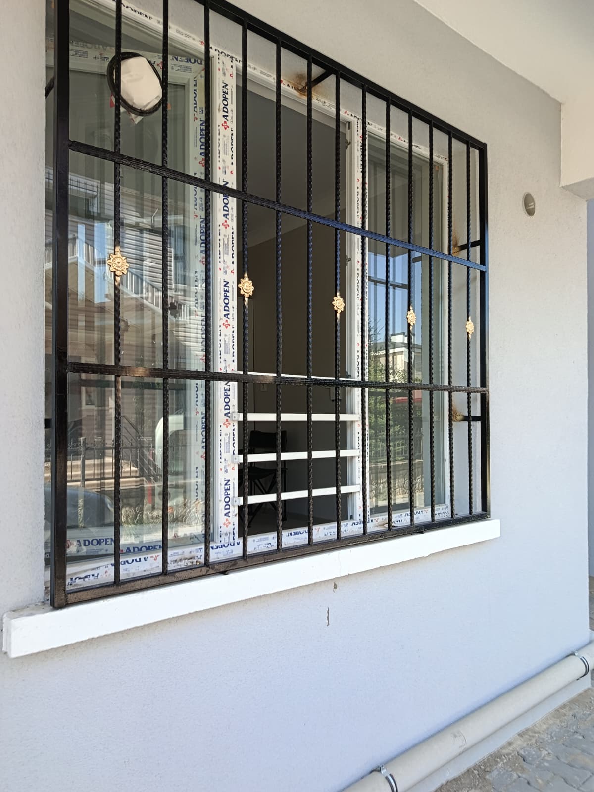 Siyah Düz Çizgili Pencere Demiri